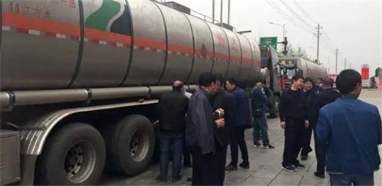 中集凌宇：三晉大地現(xiàn)新潮液罐車，引來200多人圍觀
